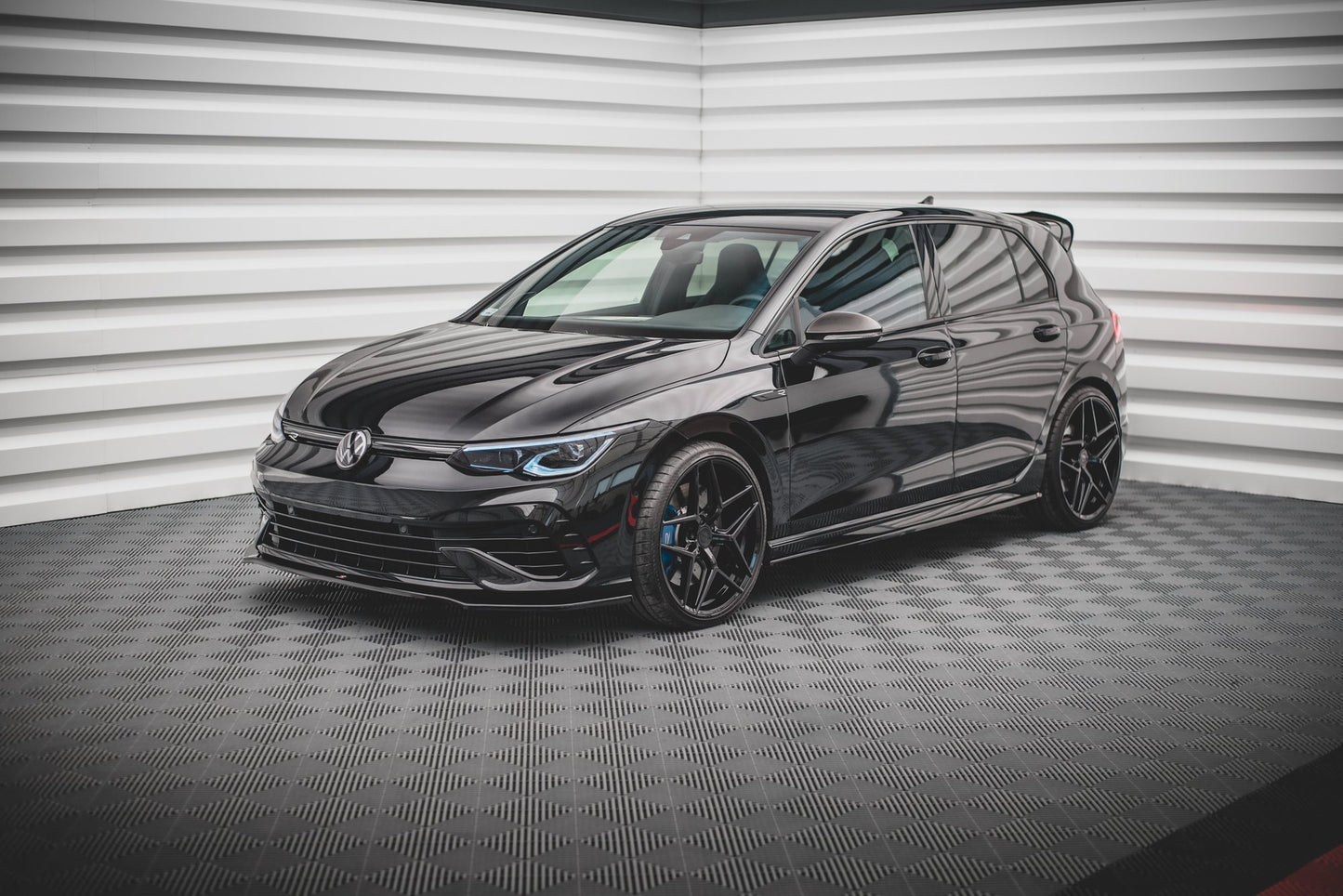 Front Ansatz V.3 für Volkswagen Golf R Mk8 schwarz Hochglanz
