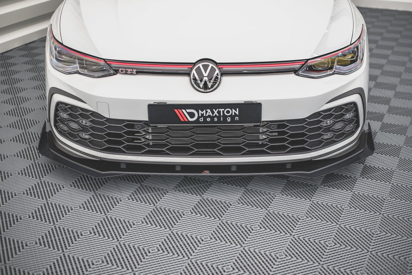 Robuste Racing Front Ansatz für passend +Flaps für Volkswagen Golf 8 GTI schwarz Hochglanz