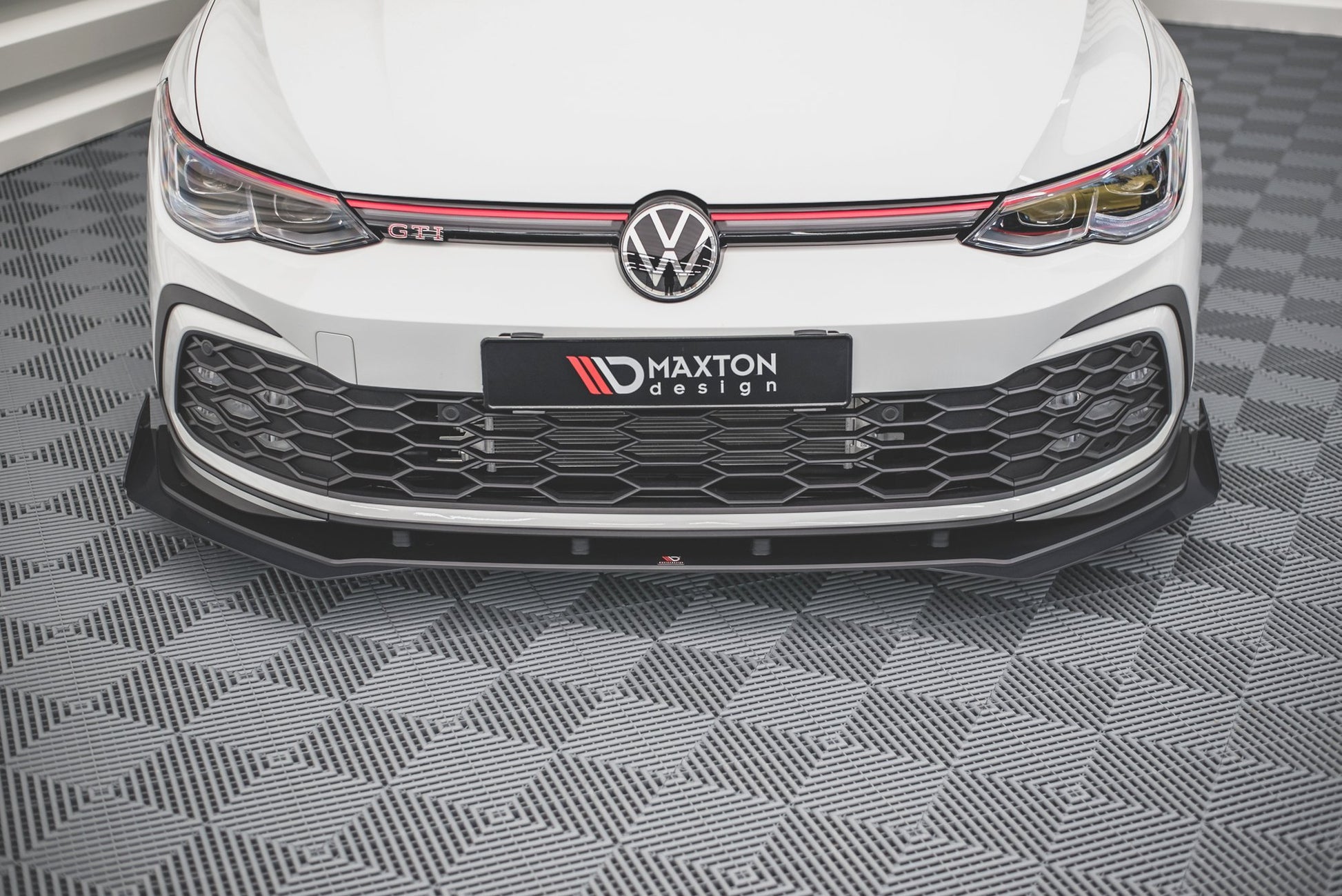 Robuste Racing Front Ansatz für passend +Flaps für Volkswagen Golf 8 GTI schwarz Hochglanz