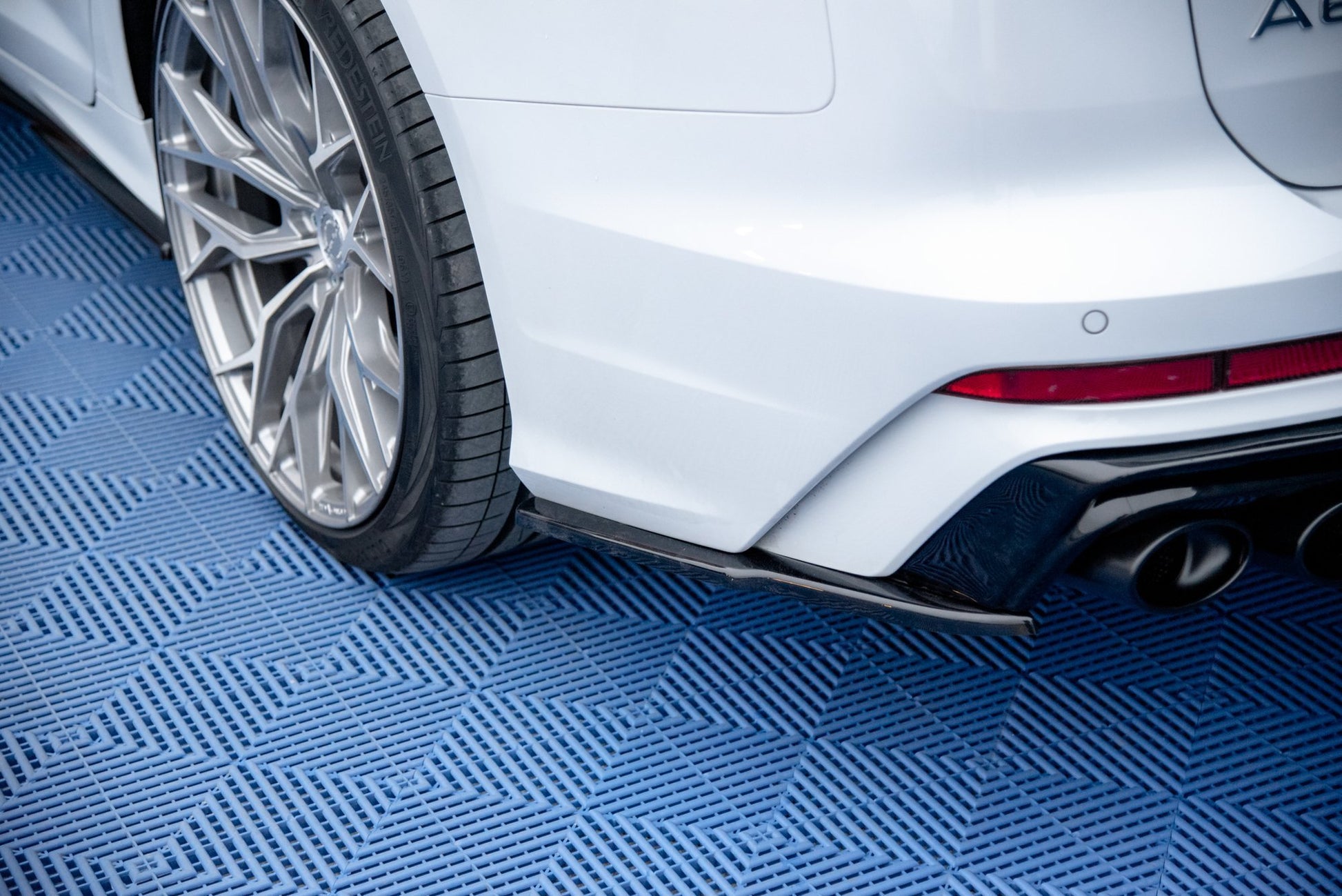 Heck Ansatz Flaps Diffusor für Audi A6 C8 S-Line Carbon Look