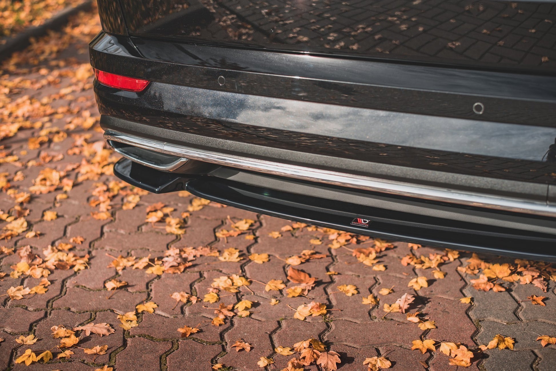Mittlerer Diffusor Heck Ansatz für Skoda Karoq Sportline schwarz Hochglanz
