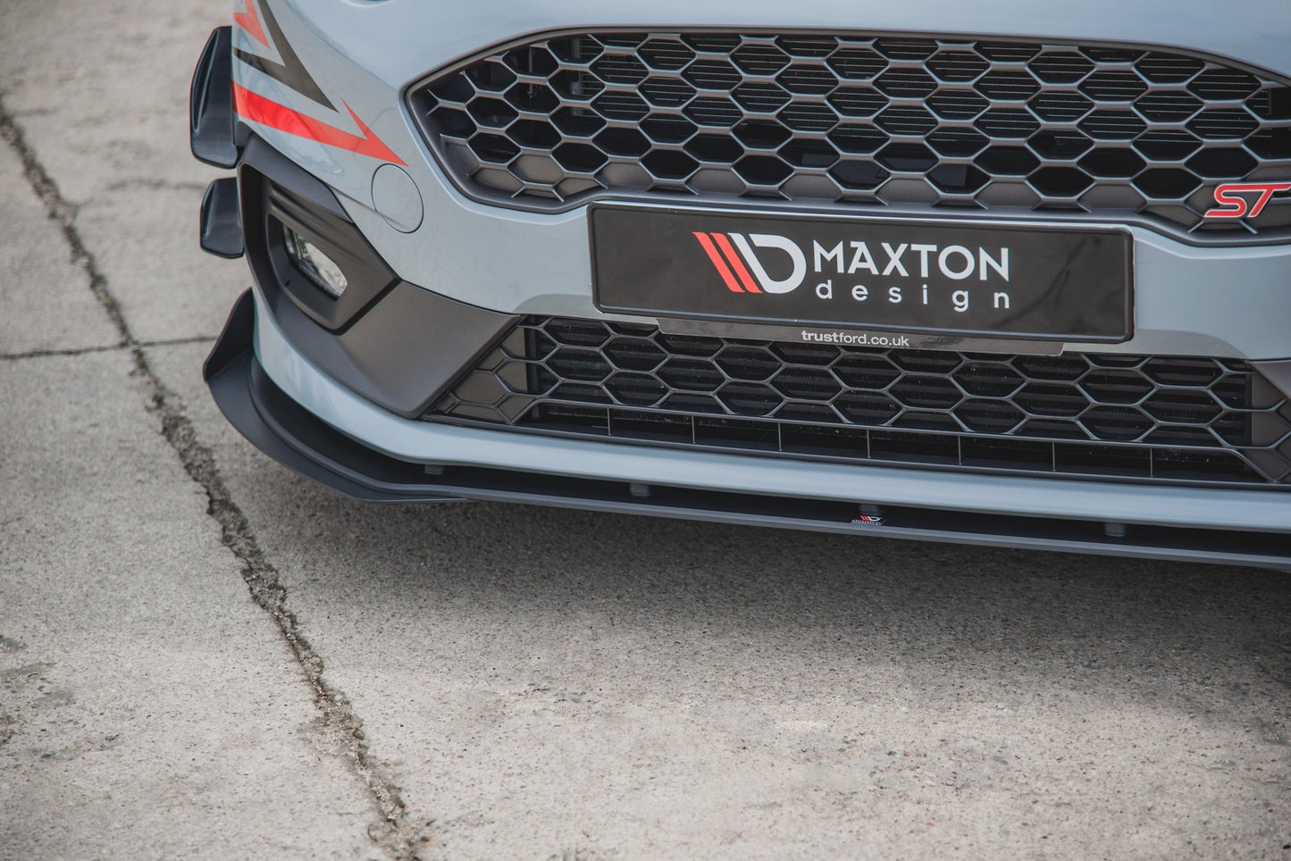 Robuste Racing Front Ansatz für passend für + Front Stoßstangen Racing Flaps passend für Ford Fiesta Mk8 ST / ST-Line schw...