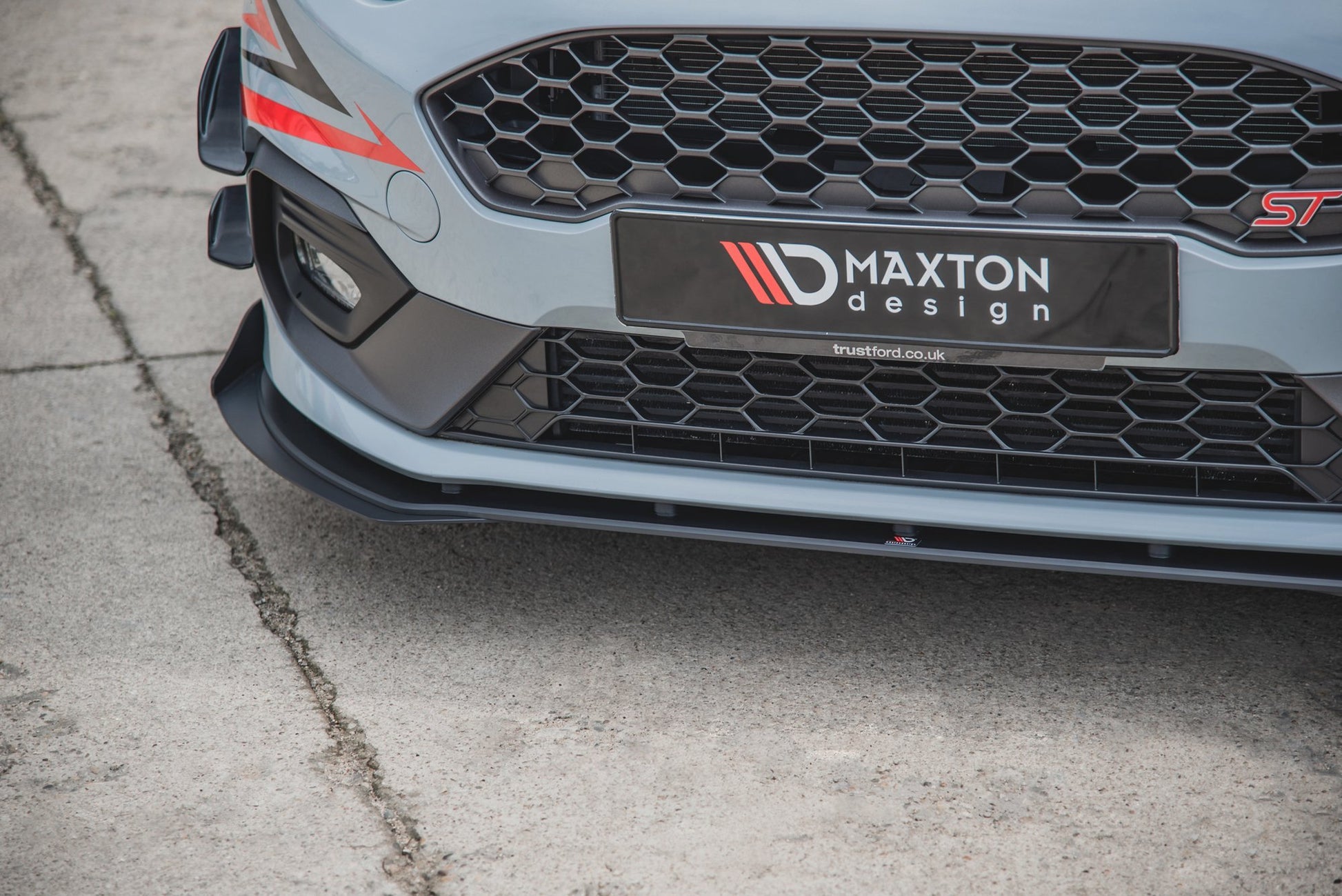 Robuste Racing Front Ansatz für passend für + Front Stoßstangen Racing Flaps passend für Ford Fiesta Mk8 ST / ST-Line schw...