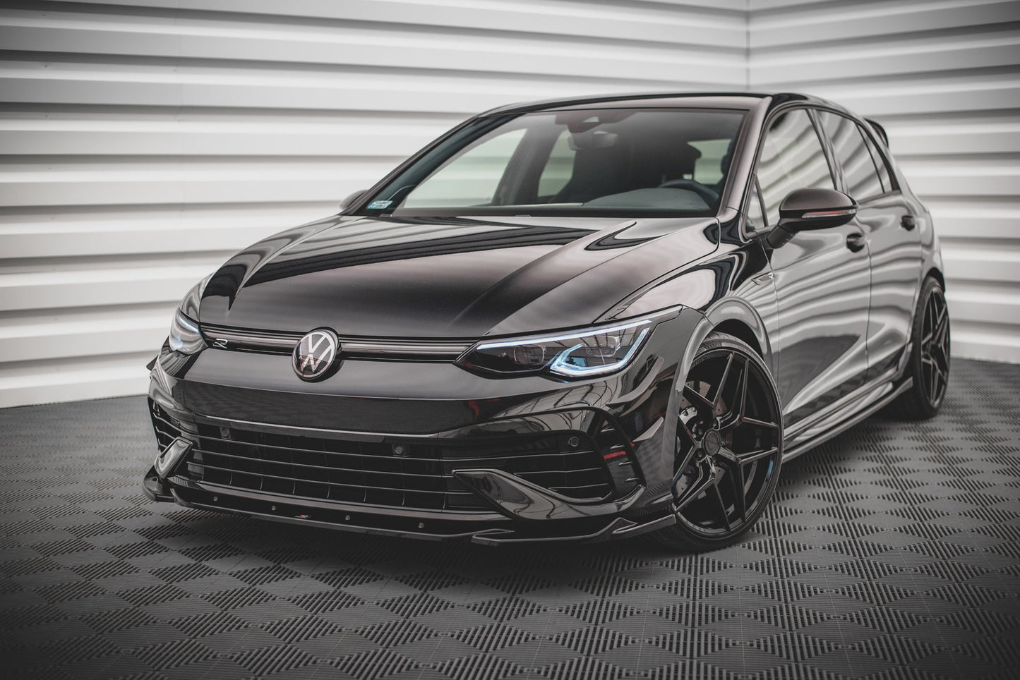 Front Ansatz V.4 für Volkswagen Golf R Mk8 schwarz matt