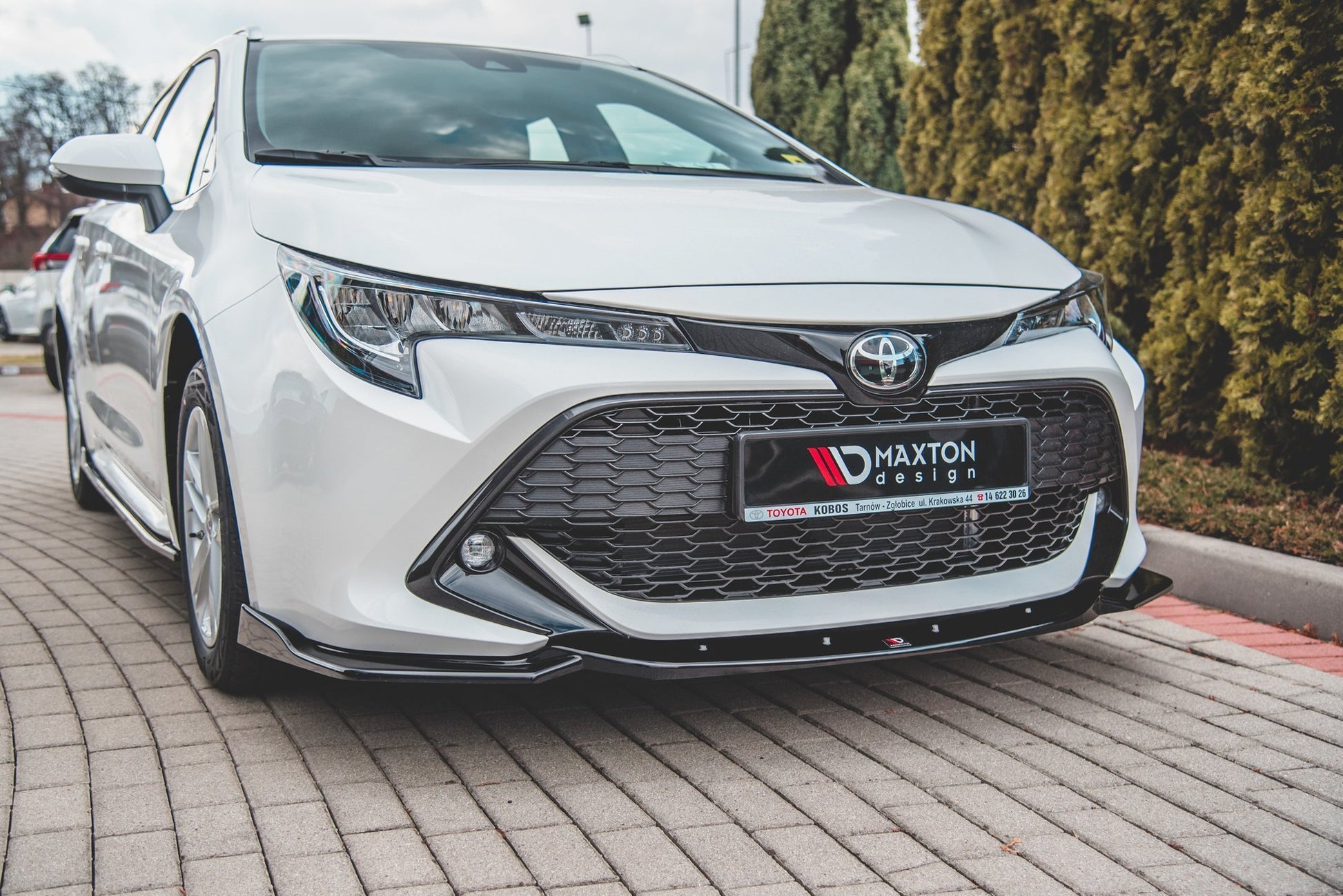 Front Ansatz V.2 für Toyota Corolla XII Touring Sports/ Hatchback schwarz Hochglanz