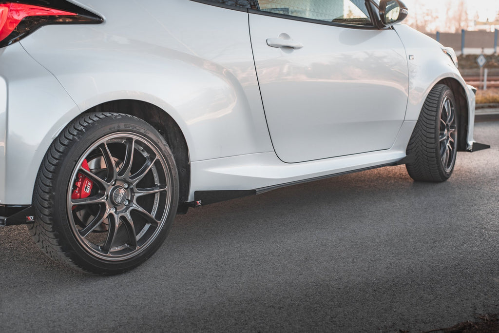 Robuste Racing Seitenschweller Ansatz für für + Flaps Toyota GR Yaris Mk4  schwarz Hochglanz