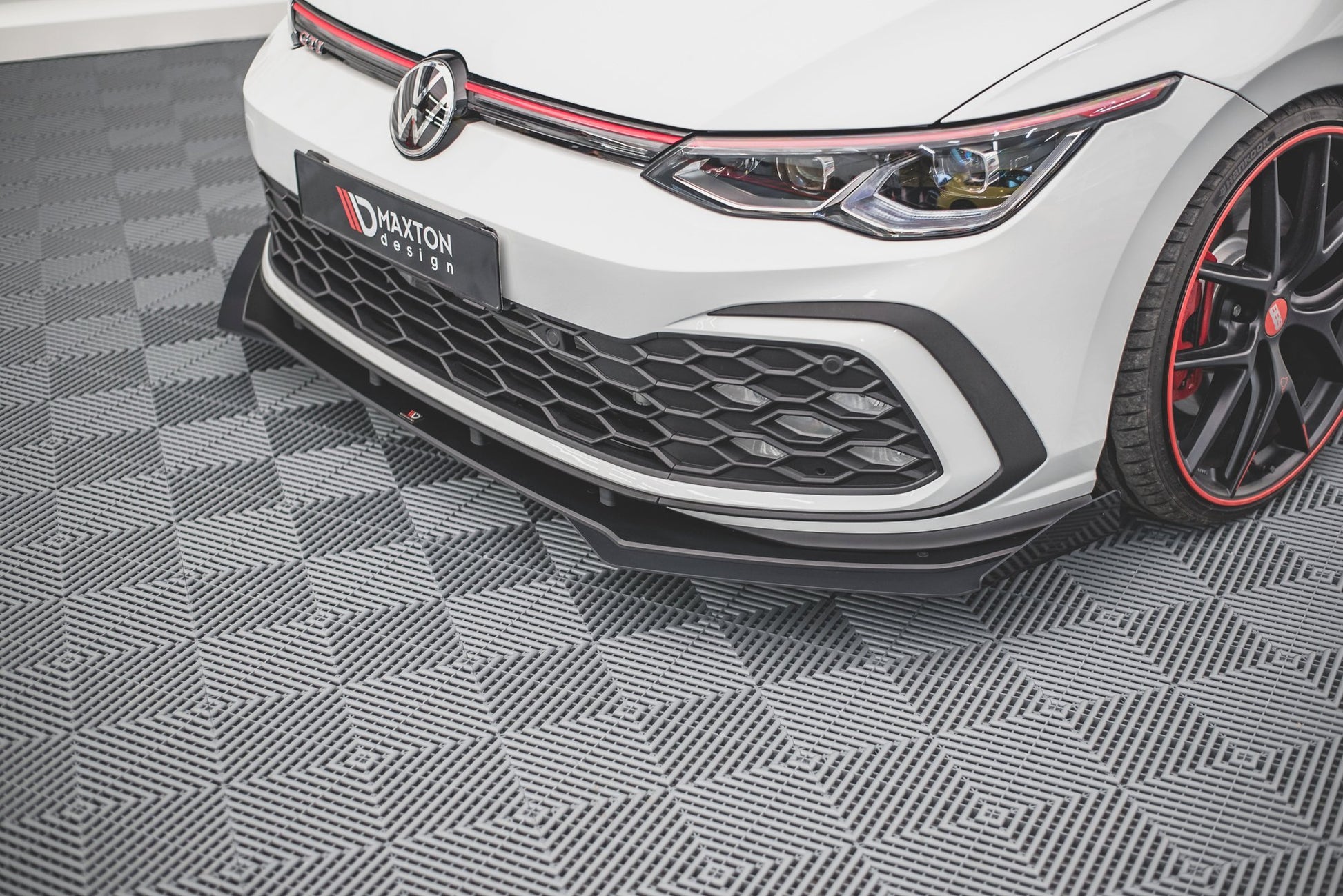 Robuste Racing Front Ansatz für passend +Flaps für Volkswagen Golf 8 GTI schwarz Hochglanz