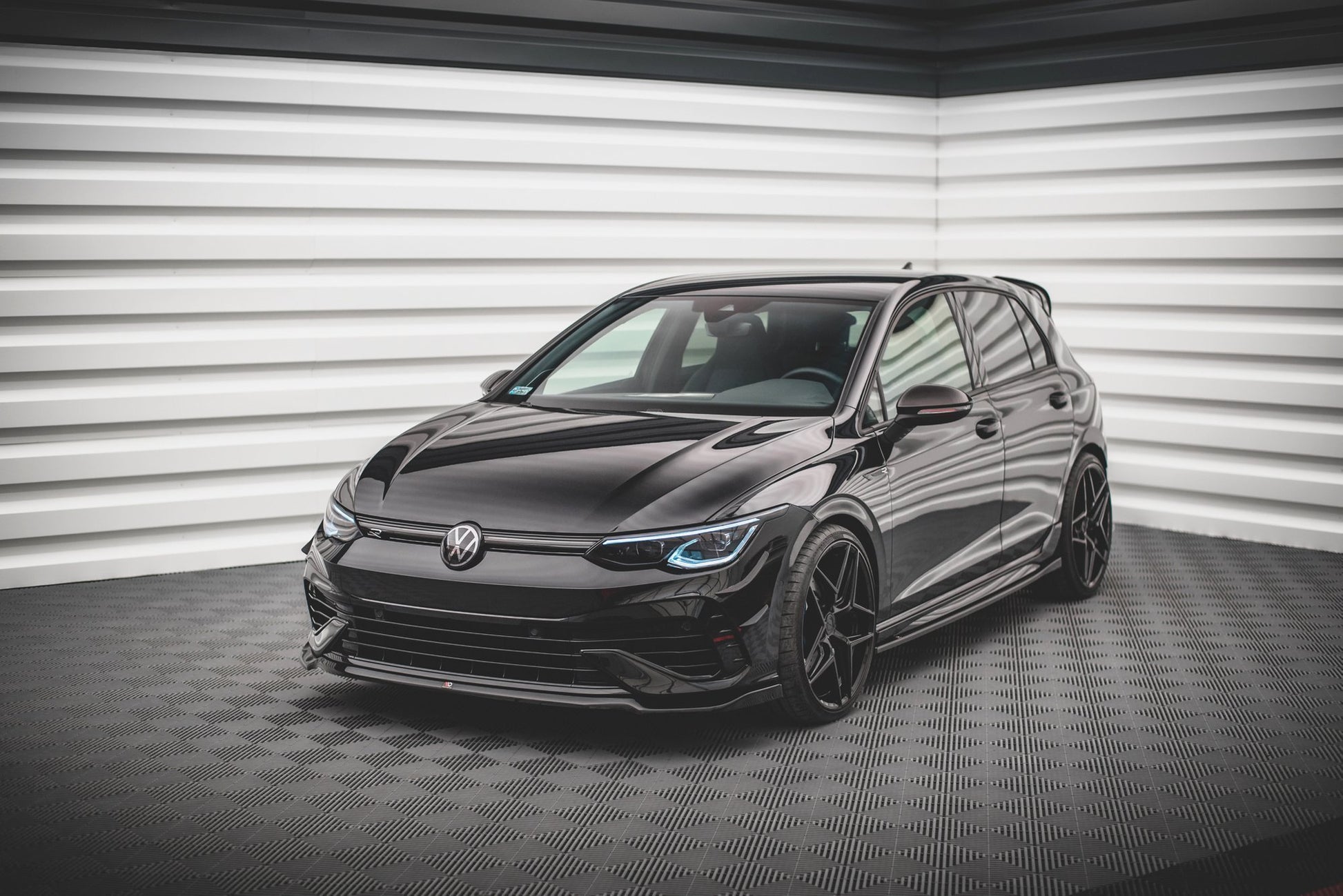 Front Ansatz V.6 für Volkswagen Golf R Mk8 schwarz Hochglanz