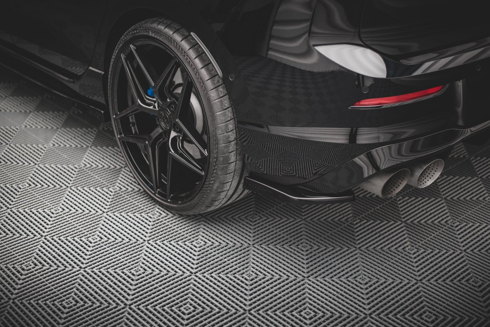 Heck Ansatz Flaps Diffusor V.2 für Volkswagen Golf R Mk8 Carbon Look