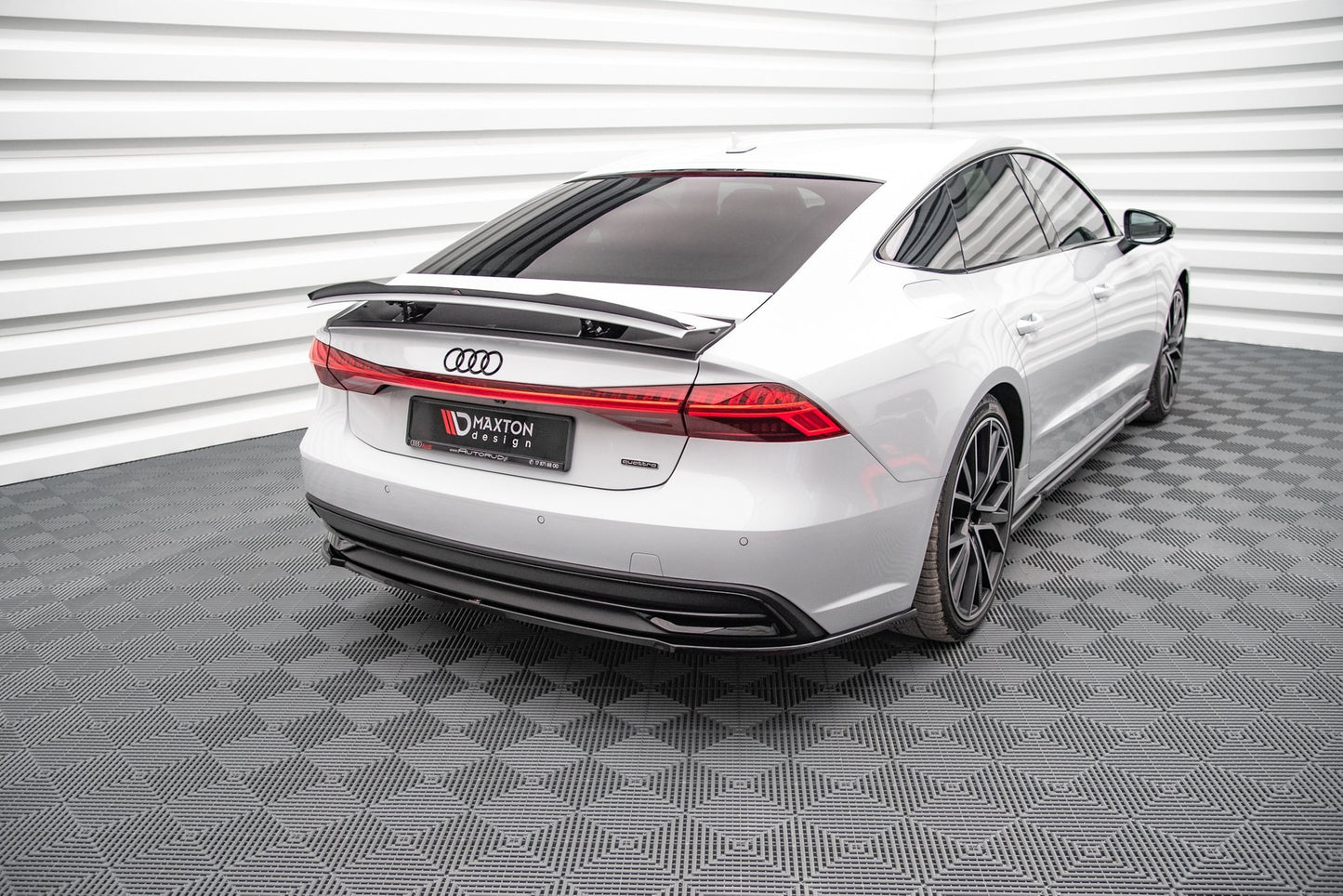 Mittlerer Diffusor Heck Ansatz für Audi A7 C8 Carbon Look