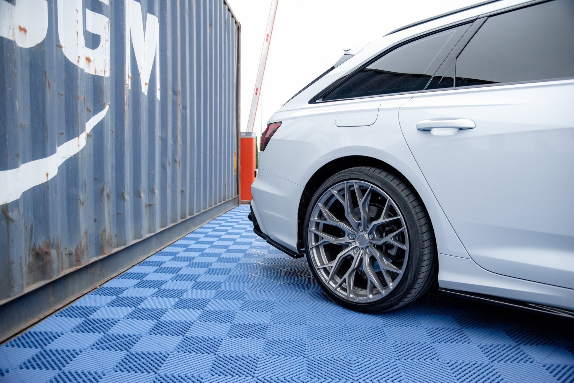 Heck Ansatz Flaps Diffusor für Audi A6 C8 S-Line schwarz Hochglanz