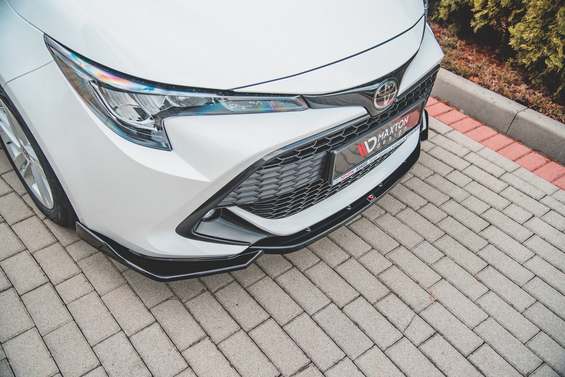 Front Ansatz V.2 für Toyota Corolla XII Touring Sports/ Hatchback schwarz Hochglanz
