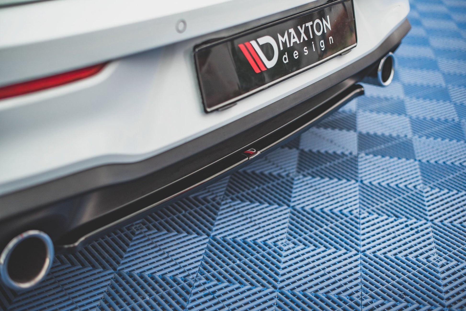 Mittlerer Diffusor Heck Ansatz für Volkswagen Golf 8 GTI Carbon Look