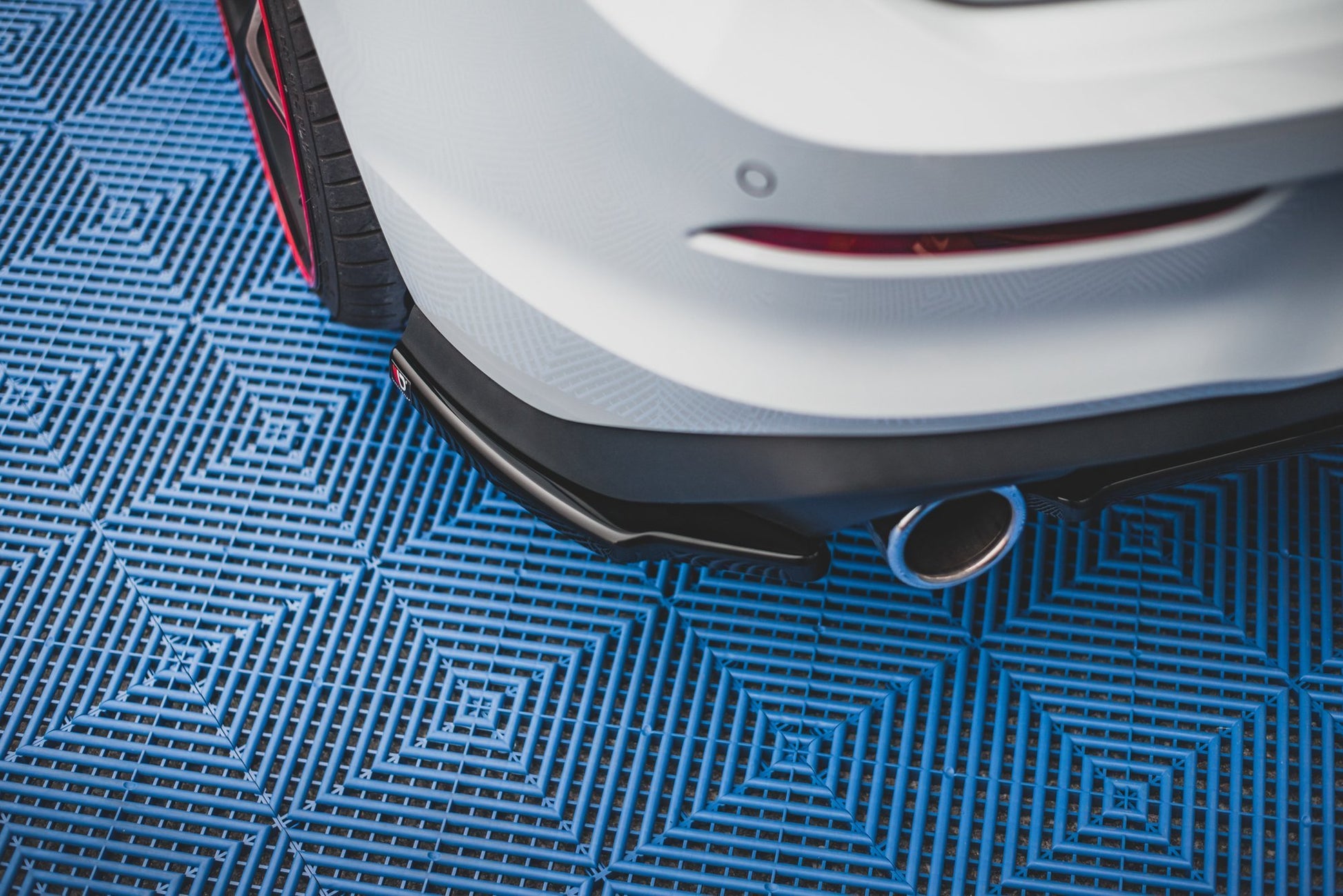 Heck Ansatz Flaps Diffusor für Volkswagen Golf 8 GTI schwarz Hochglanz