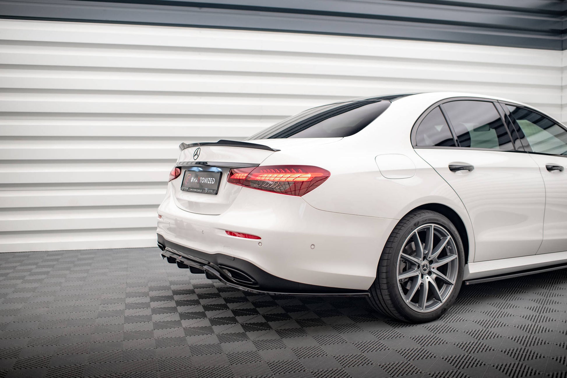 Mittlerer Diffusor Heck Ansatz DTM Look für Mercedes-Benz E AMG-Line W213 Facelift schwarz Hochglanz