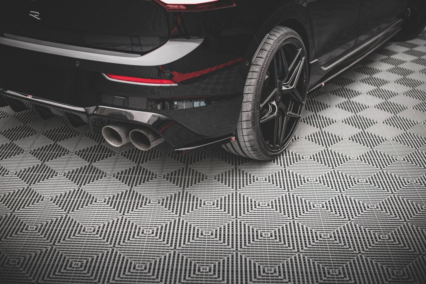 Heck Ansatz Flaps Diffusor V.3 für Volkswagen Golf R Mk8 schwarz matt