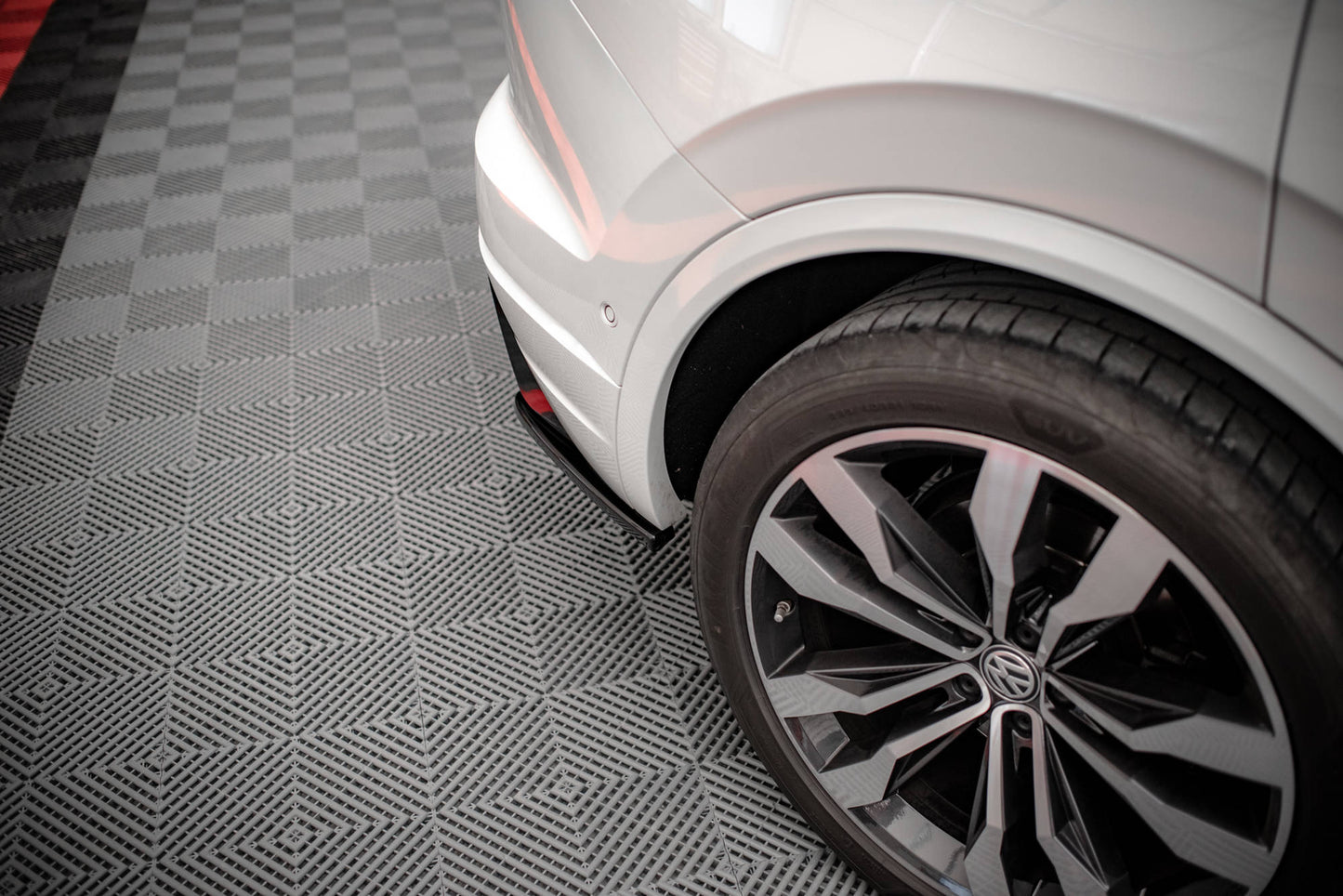 Heck Ansatz Flaps Diffusor für Volkswagen Touareg R-line Mk3 schwarz matt
