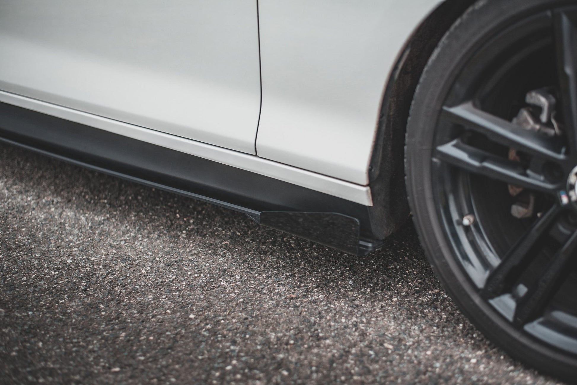 Robuste Racing Seitenschweller Ansatz für für V.2 + Flaps BMW 1er F20 M135i / M140i / M-Paket schwarz Hochglanz