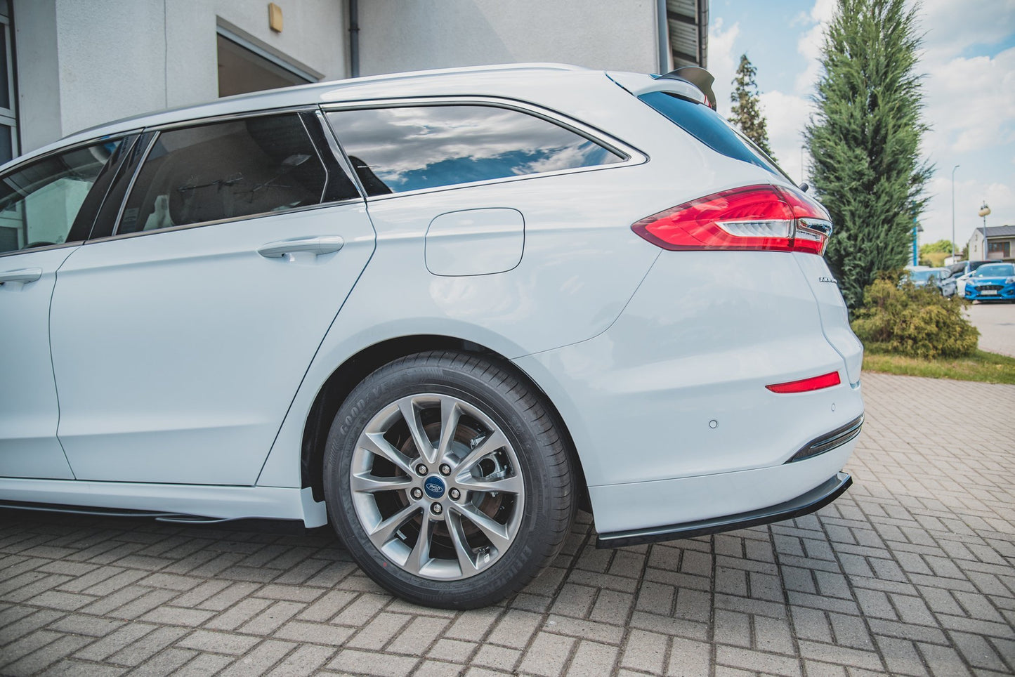 Mittlerer Diffusor Heck Ansatz für Ford Mondeo Kombi Platinium Mk5 Facelift schwarz Hochglanz