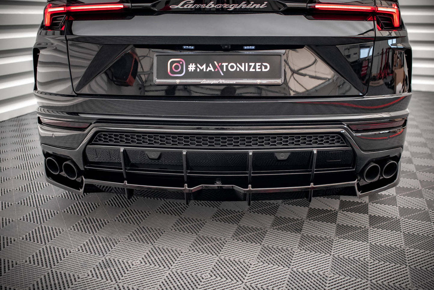 Mittlerer Diffusor Heck Ansatz DTM Look für Lamborghini Urus Mk1 schwarz Hochglanz