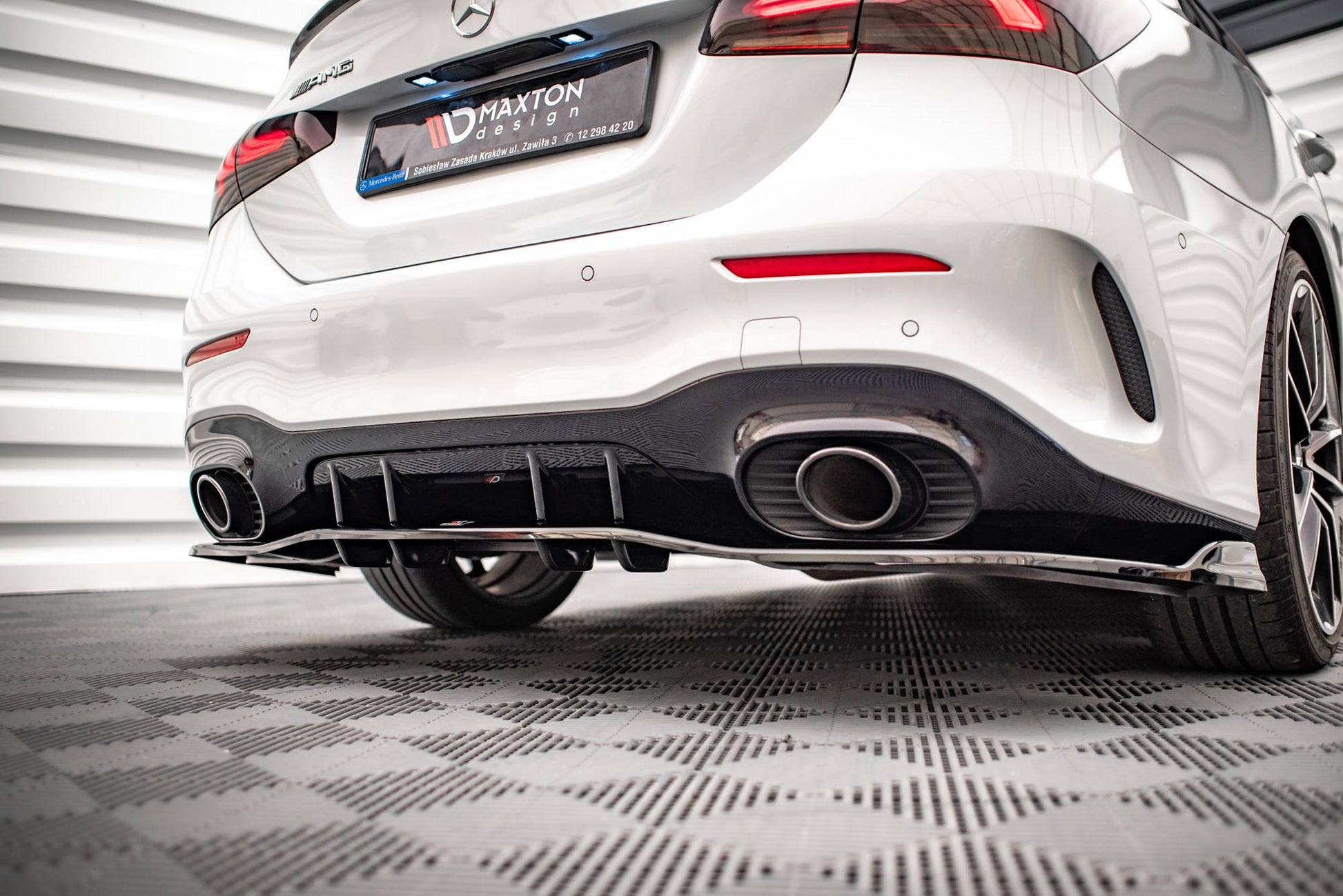 Mittlerer Diffusor Heck Ansatz DTM Look für V.2 Mercedes A 35 AMG Limousine V177 schwarz Hochglanz