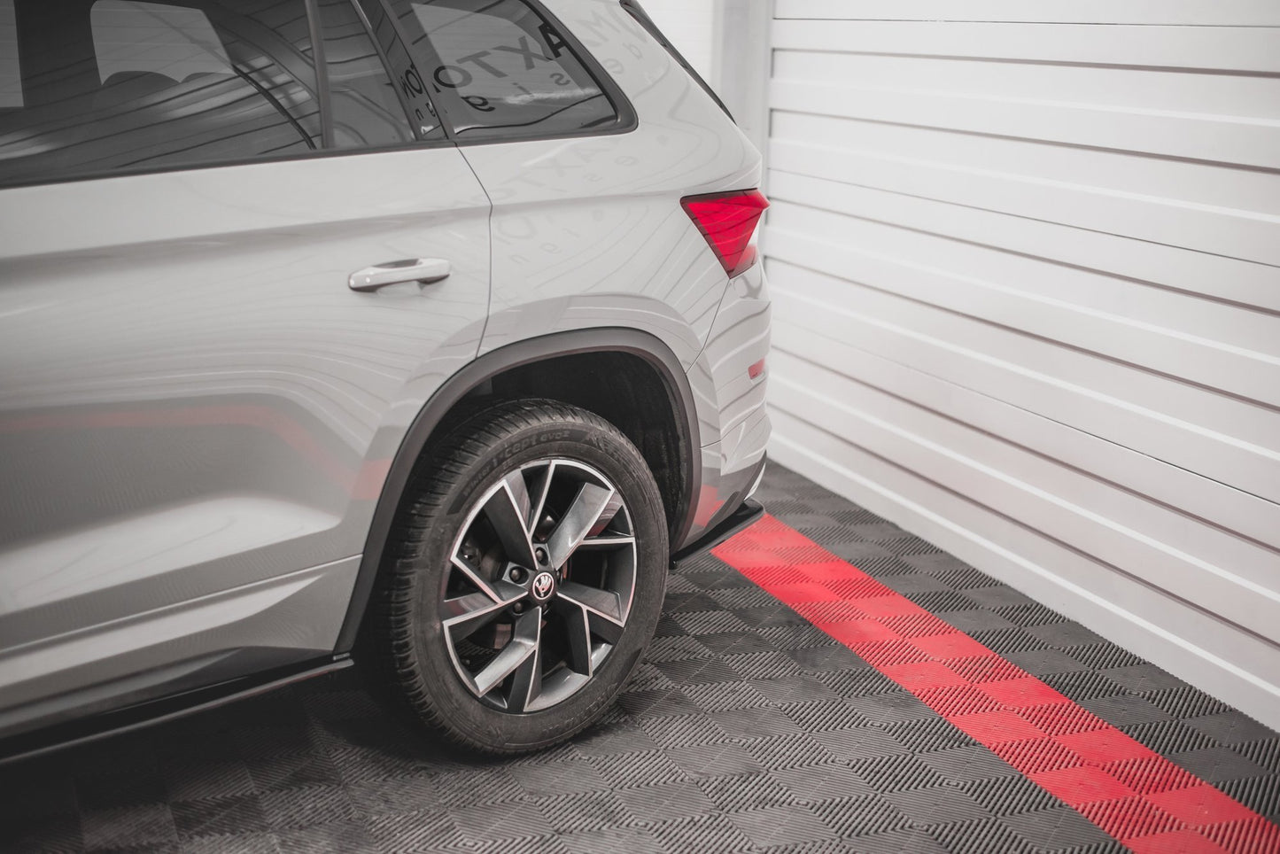 Heck Ansatz Flaps Diffusor für Skoda Kodiaq Mk1 Sportline schwarz Hochglanz