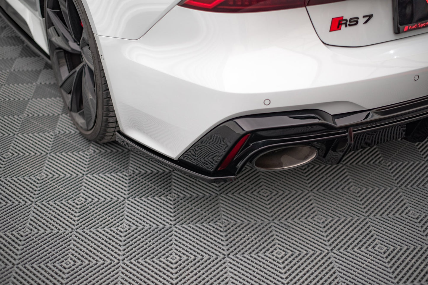 Heck Ansatz Flaps Diffusor V.2 für Audi RS6 C8 / RS7 C8 schwarz Hochglanz
