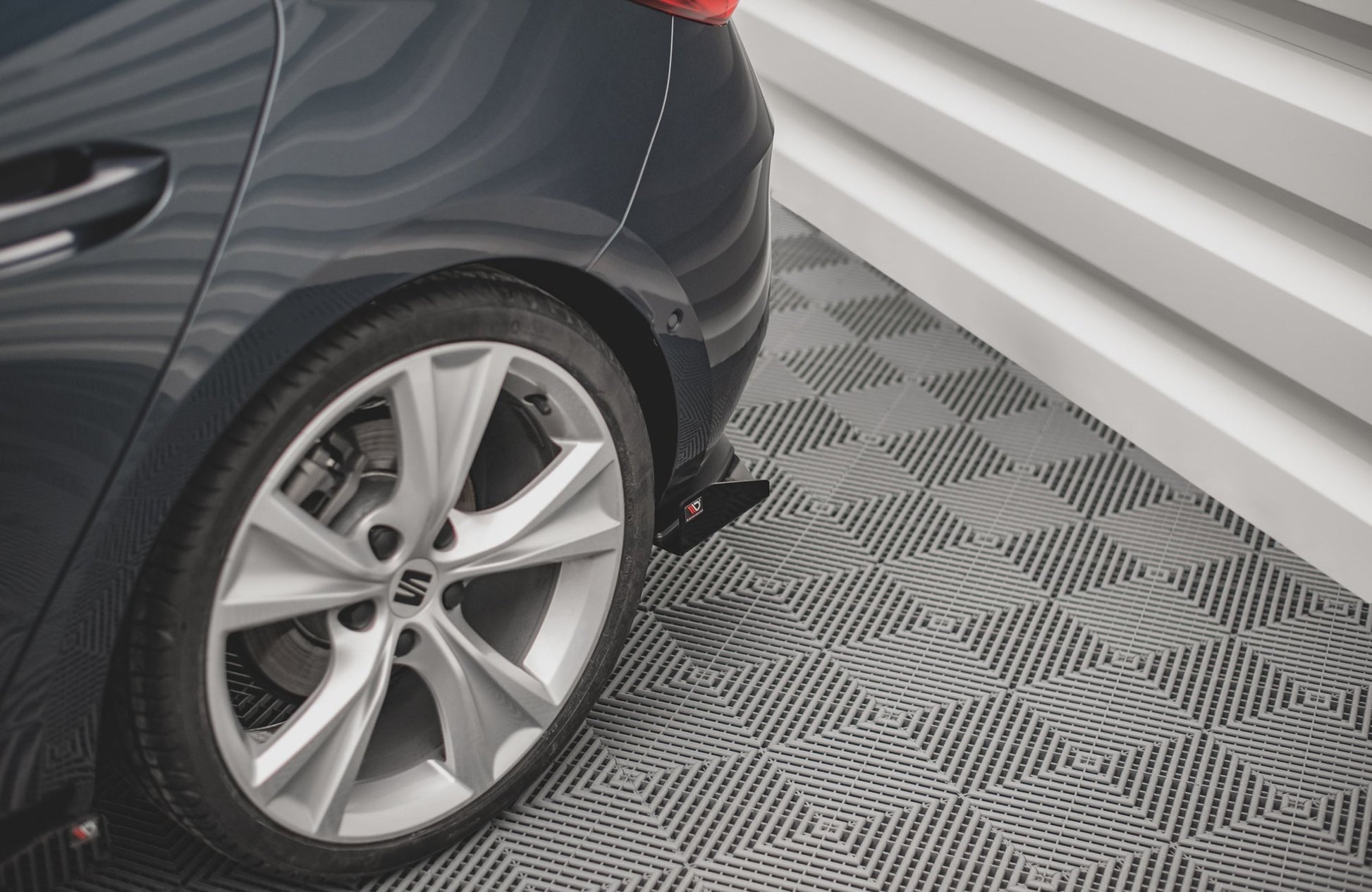 Robuste Racing Diffusor Heck Ansatz +Flaps für Seat Leon FR Hatchback Mk4 schwarz Hochglanz