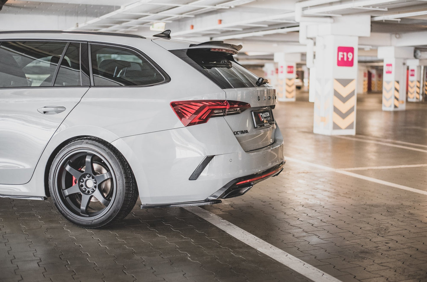 Heck Ansatz Flaps Diffusor V.1 für Skoda Octavia RS Mk4 schwarz Hochglanz
