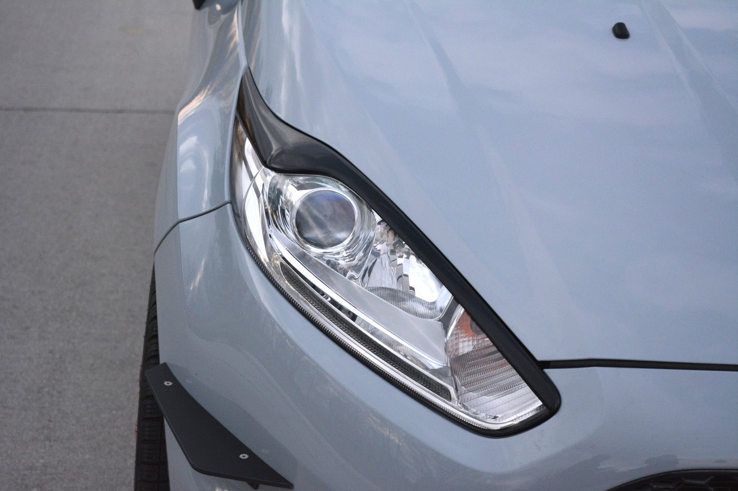 Scheinwerfer Blenden Böser Blick V.2 für Ford Fiesta ST / ST-Line / Standard Mk7 FL schwarz Hochglanz