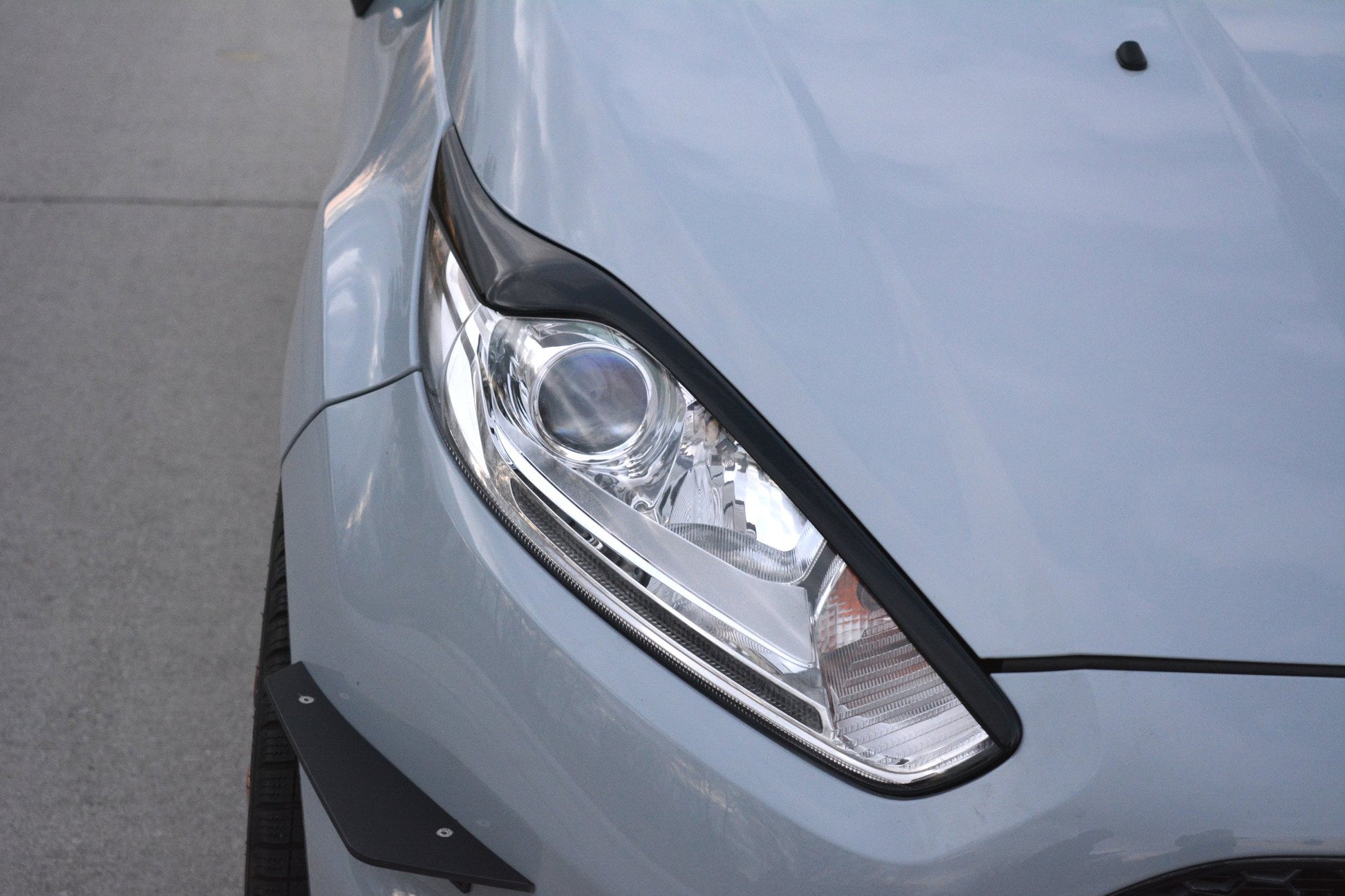 Scheinwerfer Blenden Böser Blick V.2 für Ford Fiesta ST / ST-Line / Standard Mk7 FL schwarz Hochglanz