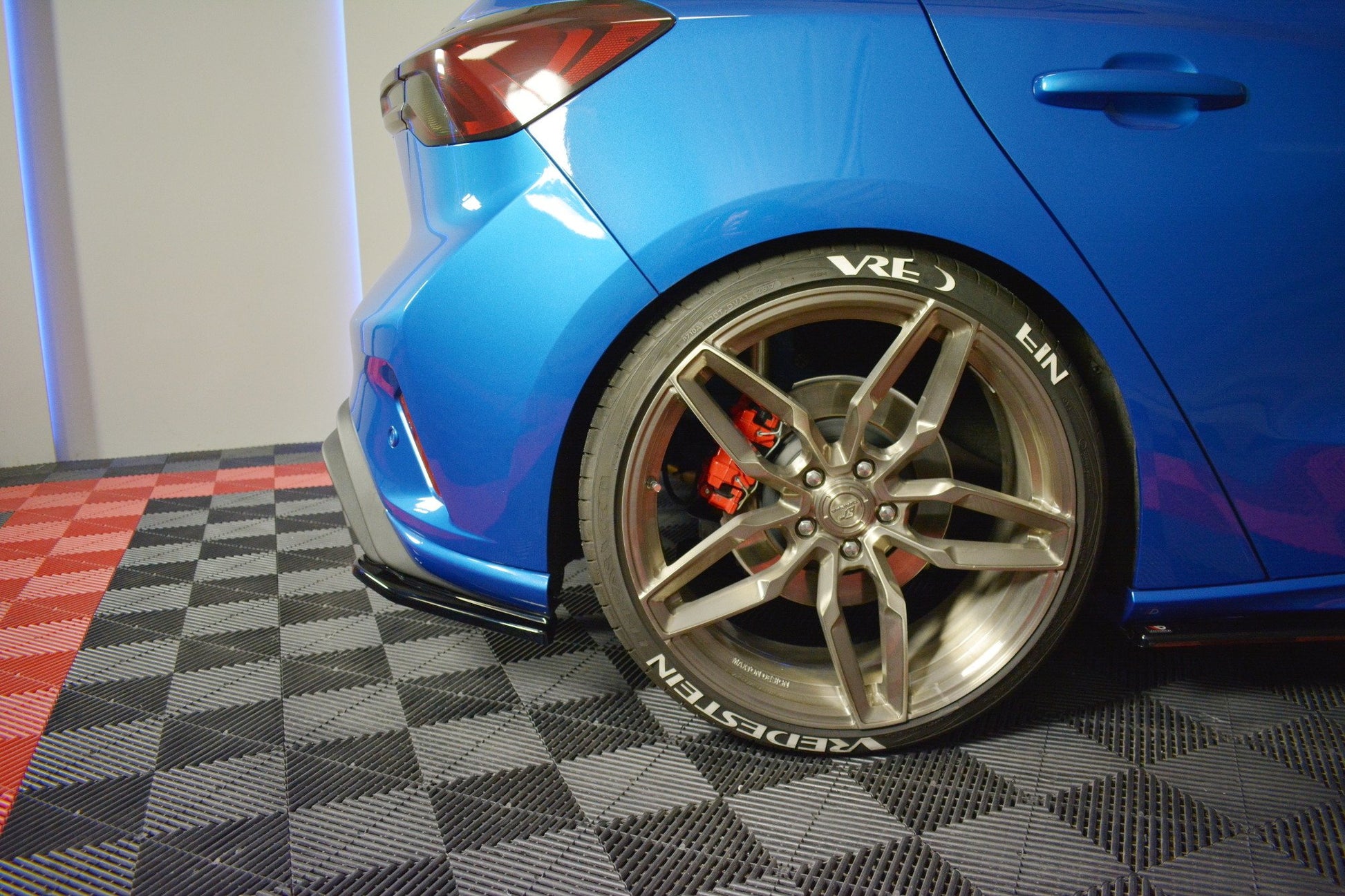 Heck Ansatz Flaps Diffusor V.2 für Ford Focus ST-Line Mk4 schwarz Hochglanz