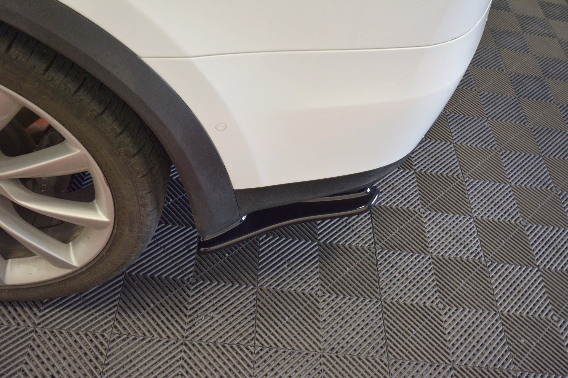 Heck Ansatz Flaps Diffusor V.1 für TESLA MODEL X  Carbon Look