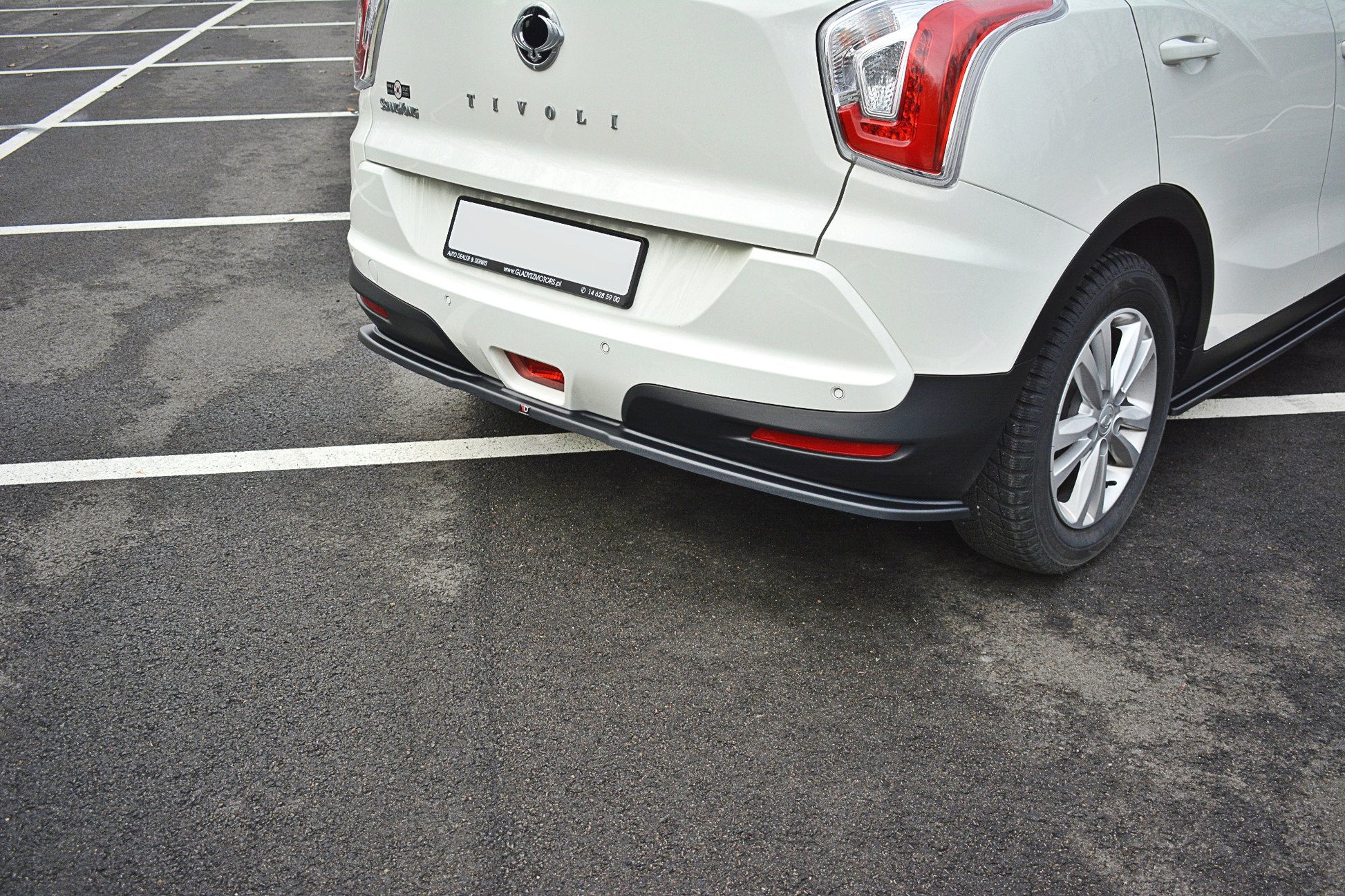 Mittlerer Diffusor Heck Ansatz für SSANGYONG TIVOLI schwarz Hochglanz