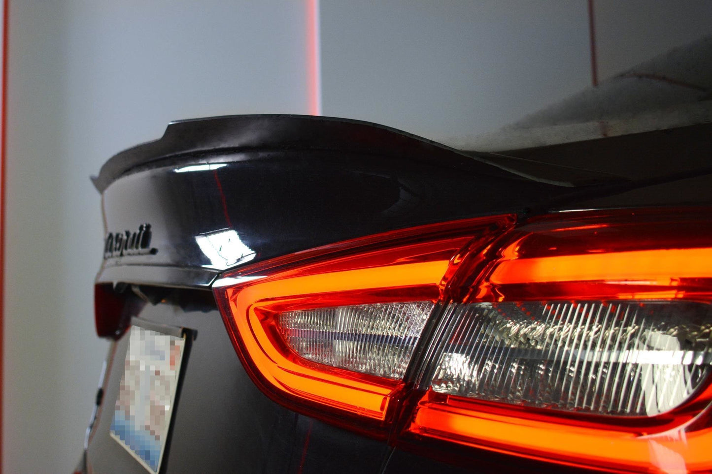 Spoiler CAP für MASERATI QUATTROPORTE MK.6 vor Facelift schwarz Hochglanz