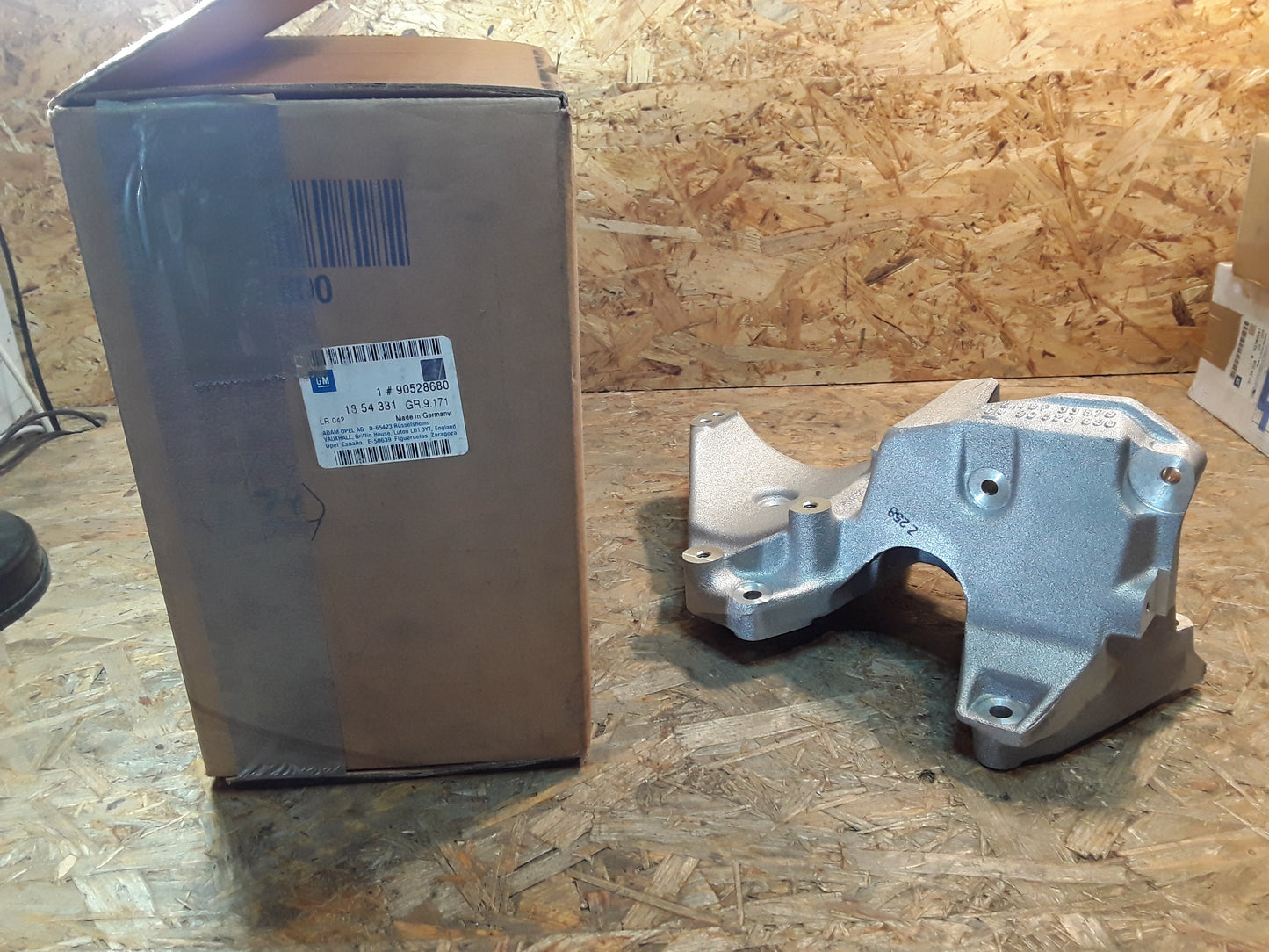 Original GM Opel Stütze Kompressor Klimaanlage und Lenkhilfepumpe Kennzeichen: BA  90528680 Vectra B