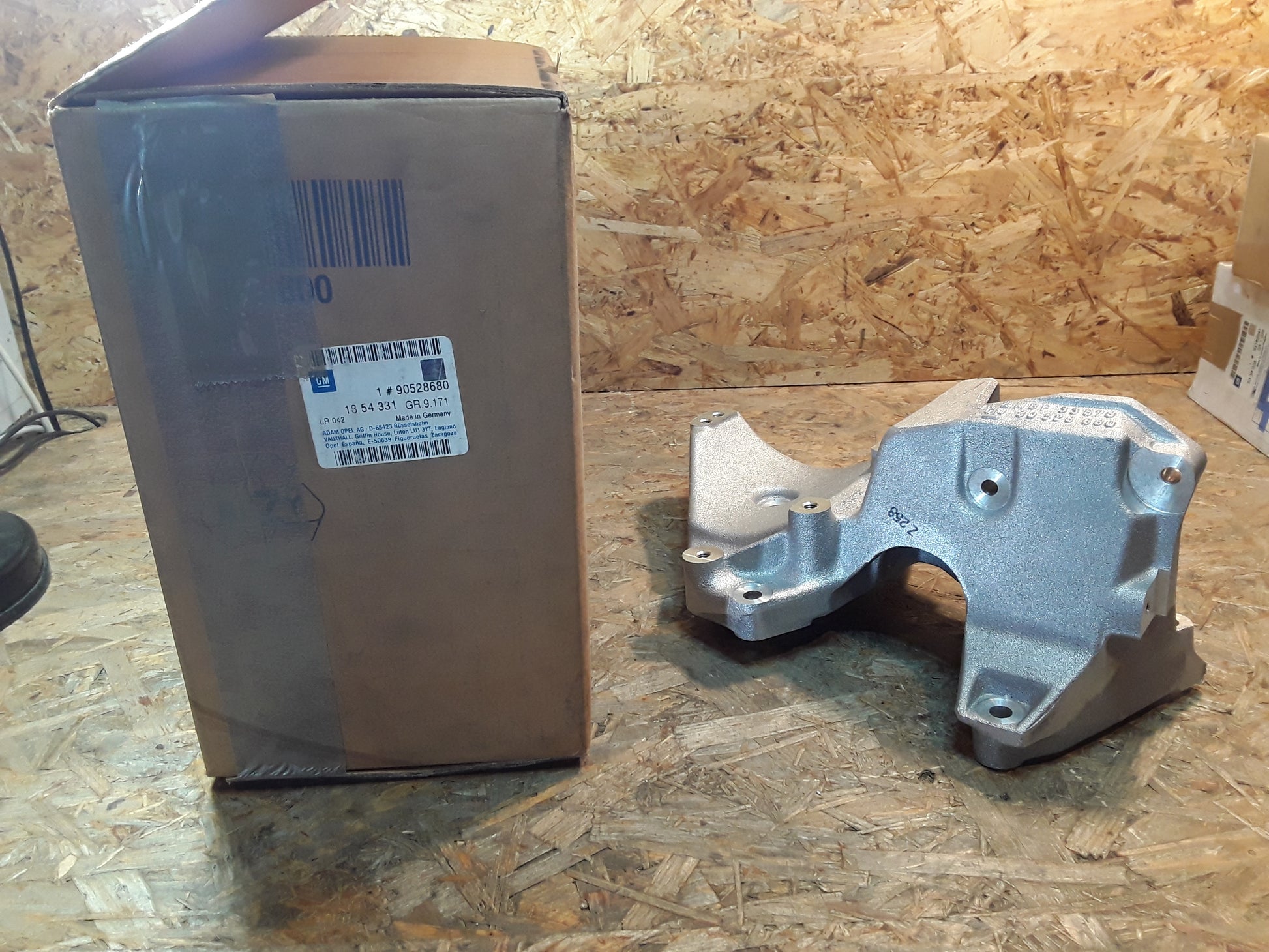 Original GM Opel Stütze Kompressor Klimaanlage und Lenkhilfepumpe Kennzeichen: BA  90528680 Vectra B