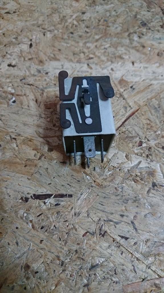 Corsa A Kadett E Ascona C Relais Scheibenwischer original GM Opel NEU