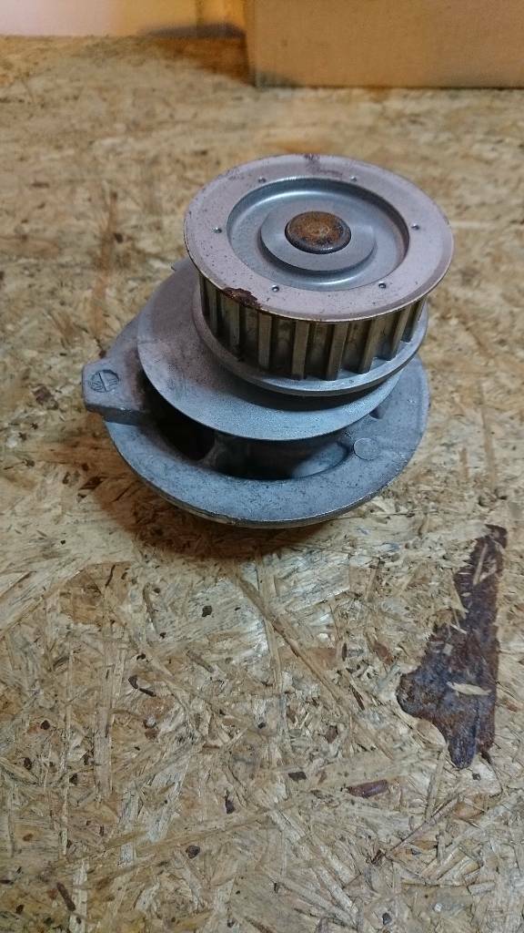 Opel Omega A Astra F Wasserpumpe neu original GM