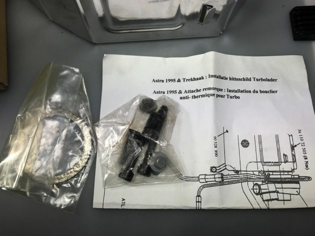 Original GM Opel Astra Befestigungsteile Wärmeschutz Turbolader Neu