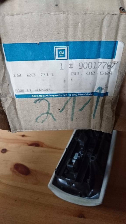 Original GM Rekord E Caravan Rückleuchte Lampenträger links Neu