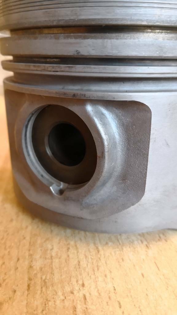 Opel Omega A Kolben mit Bolzen und Ringen Neu Original GM