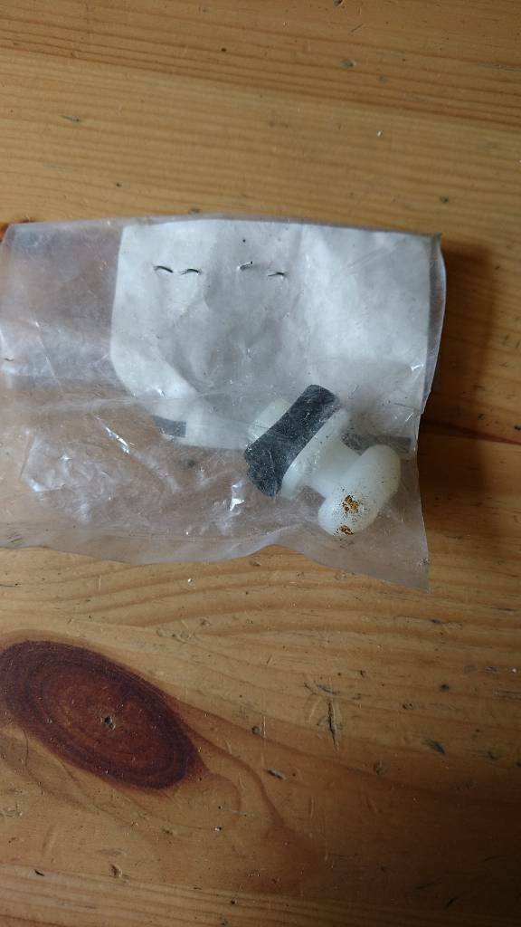 Mazda 626 Stoßstangen Clip hinten neu original