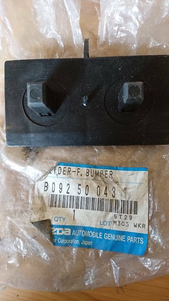 Mazda 323 Station Wagon Stoßstangen Halter neu original