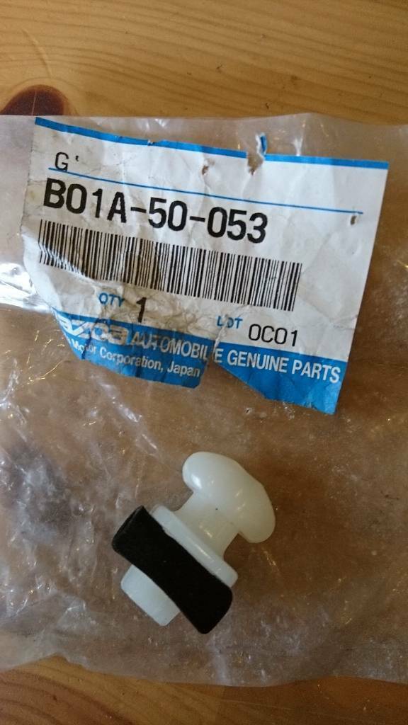 Mazda 626 Stoßstangen Clip hinten neu original