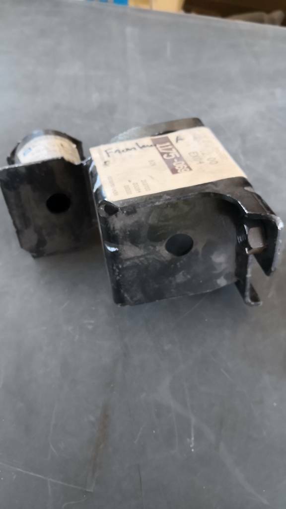 Opel Frontera A Halter Karosserie Vorne Rechts neu original GM