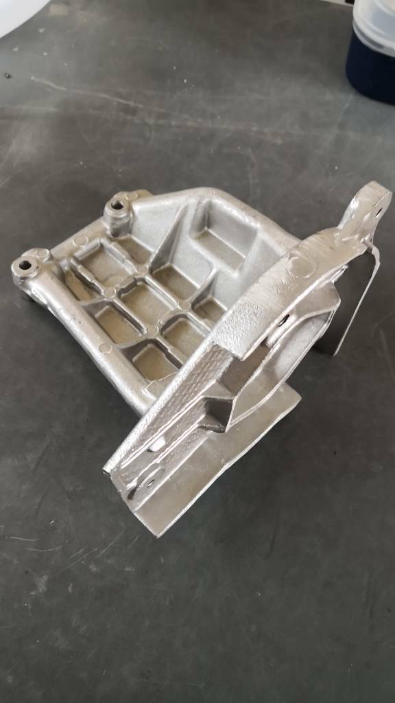 Opel Kadett E Astra F Halter Kraftstoffpumpe neu original GM