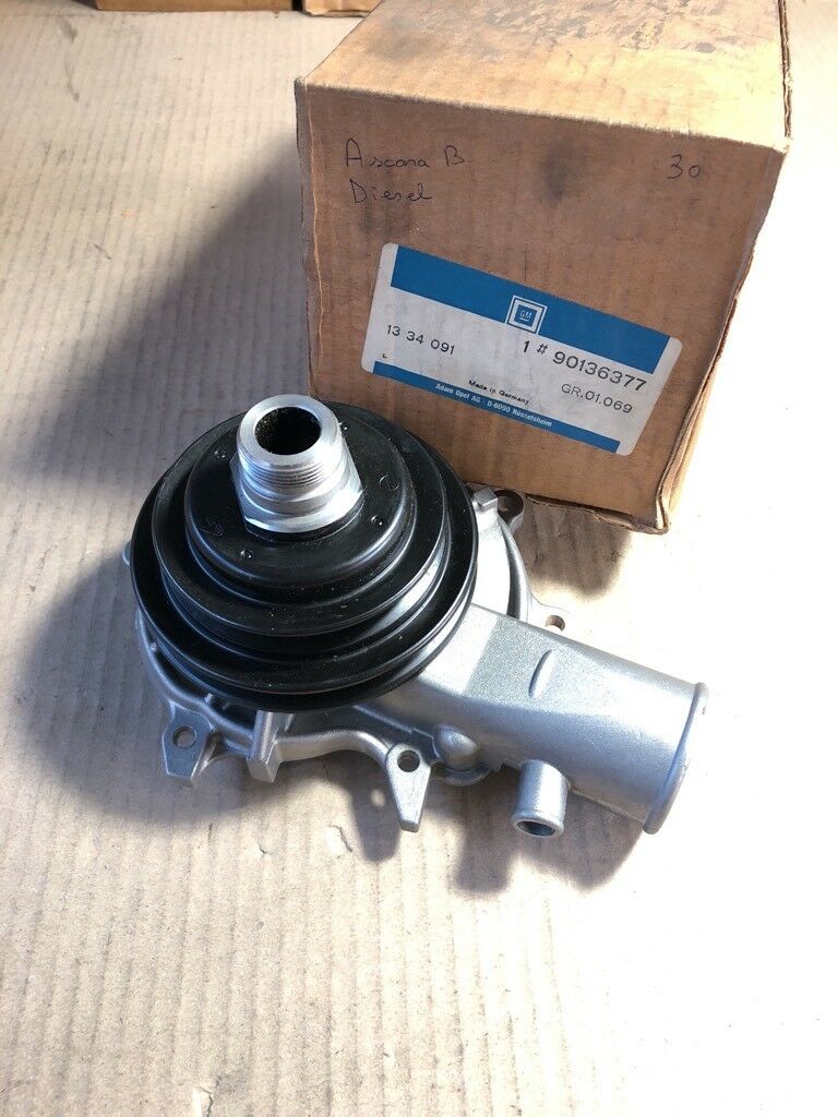 Original GM Opel Rekord E1 2.2 Wasserpumpe *NEU*