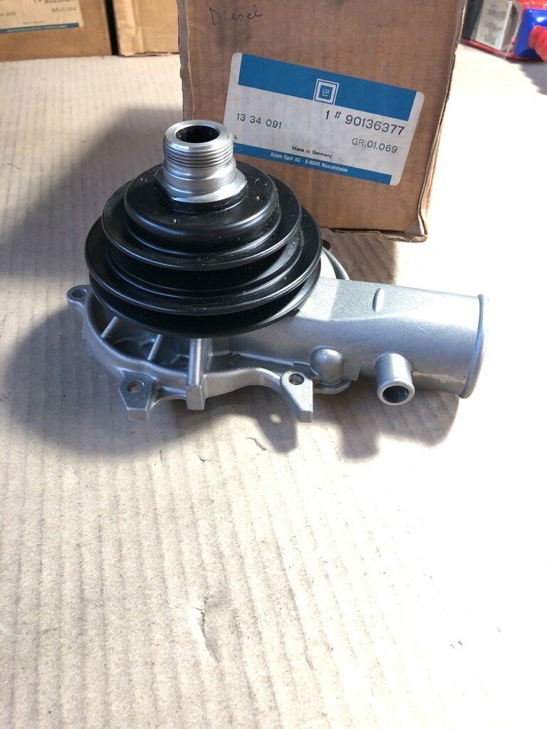 Original GM Opel Rekord E1 2.2 Wasserpumpe *NEU*
