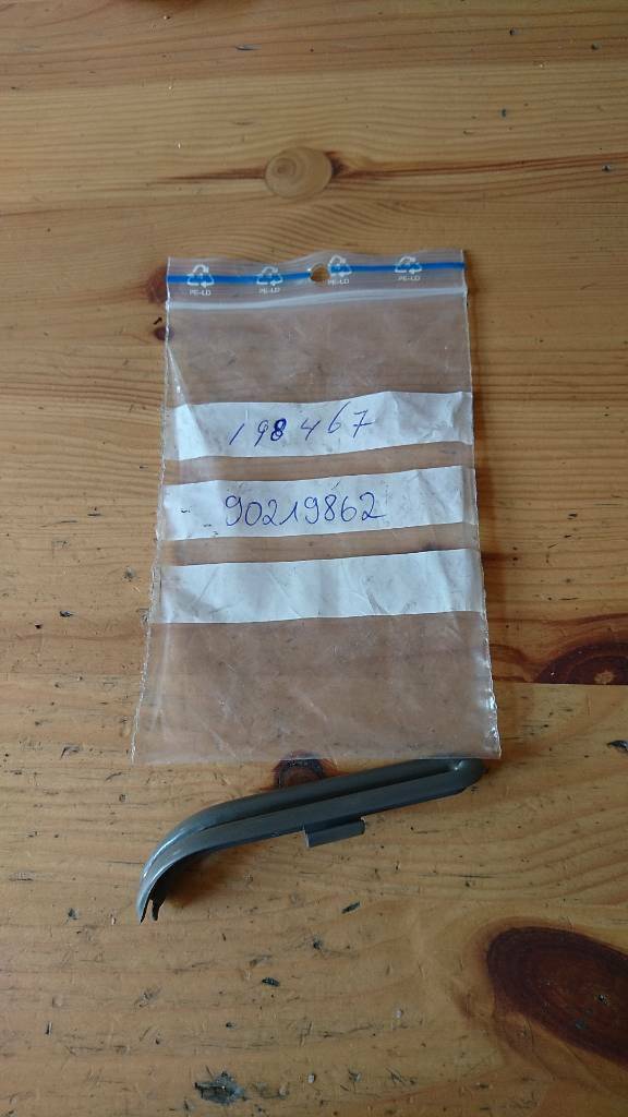 Kadett E Sicherheitsgurt rechts hinten Gurtführung Blende neu GM